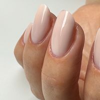 Natuurlijke nagel verstevigd met een BIAB-laag.