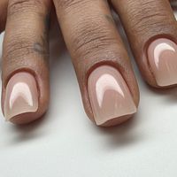 Nagels na opbouw en vormcorrectie.
